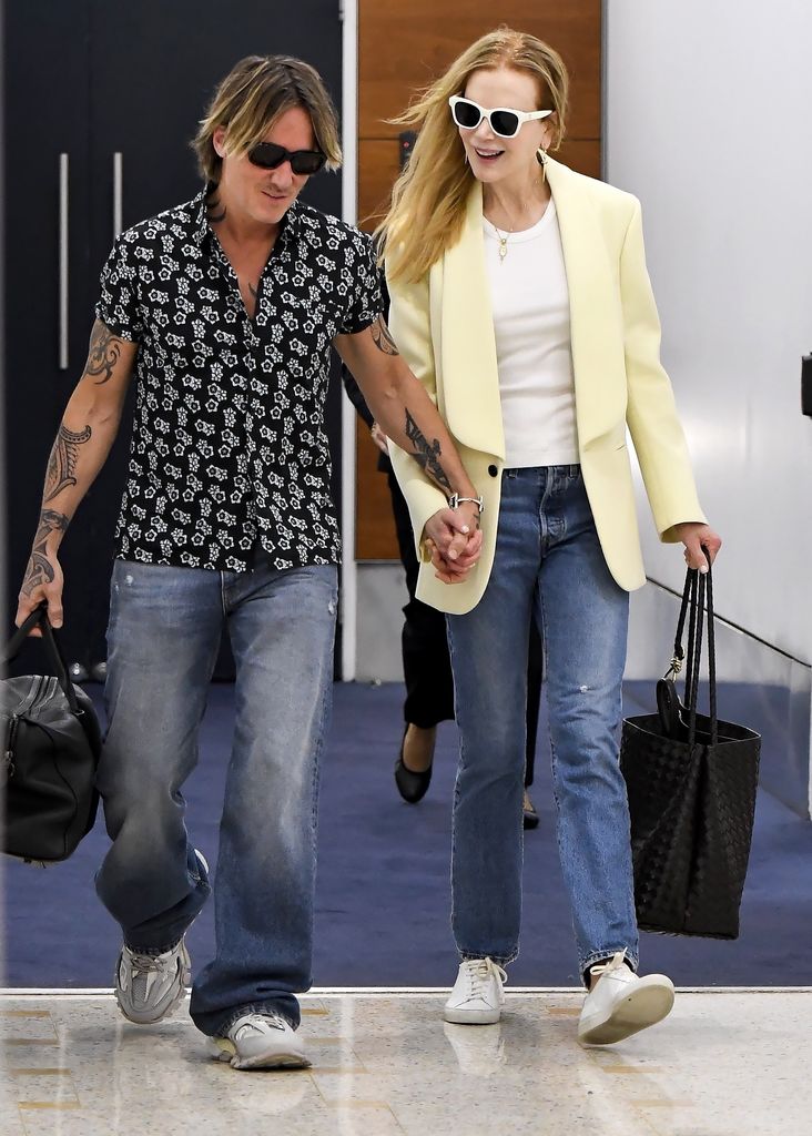 keith urban nicole kidman holding hands sydney airport 2023
