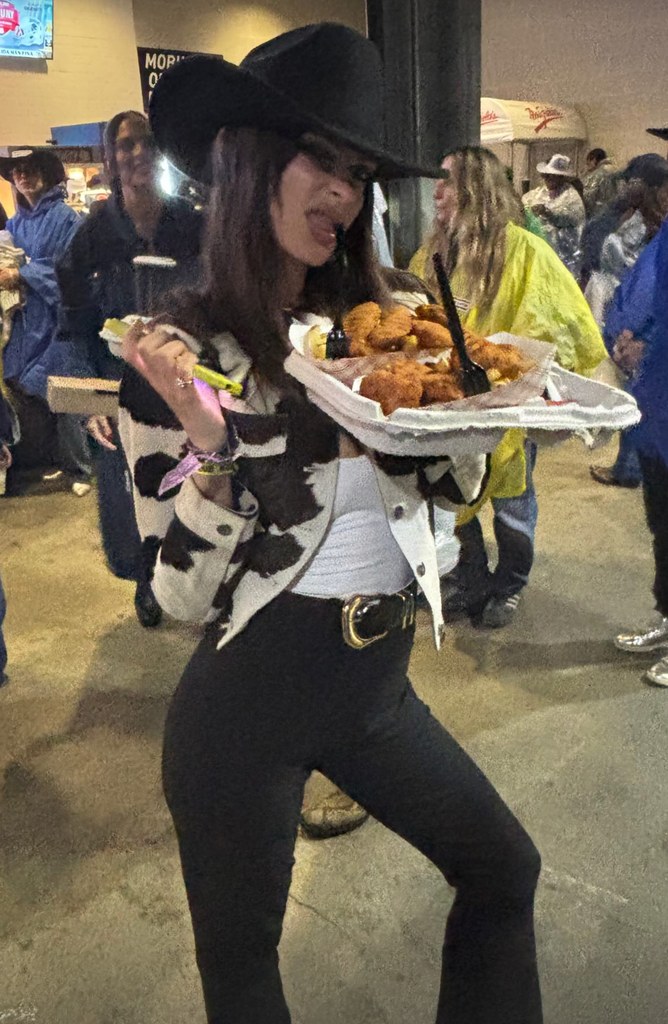 emily ratajkowski channelling cowgirl-chic for the Beyonce concert