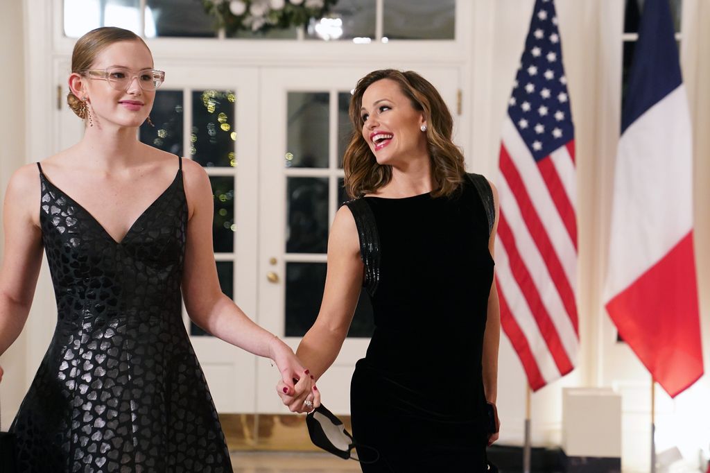 Jennifer Garner and her daughter Violet arrive for the White House state dinner for French President Emmanuel Macron at the White House on December 1, 2022 in Washington, DC. The official state visit is the first for the Biden administration. (Photo by Nathan Howard/Getty Images)