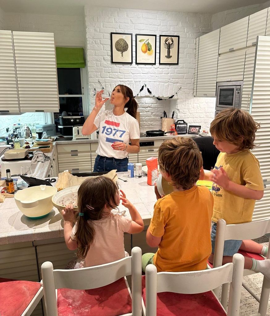 alex jones with children in kitchen