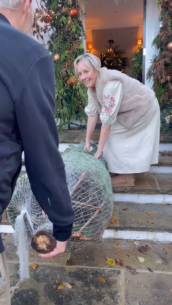 Martin and Shirlie Kemp carrying their Christmas tree inside