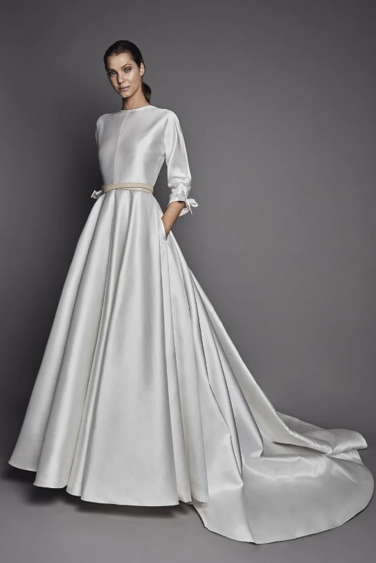 The original dress featured a loose-fitting waist belt