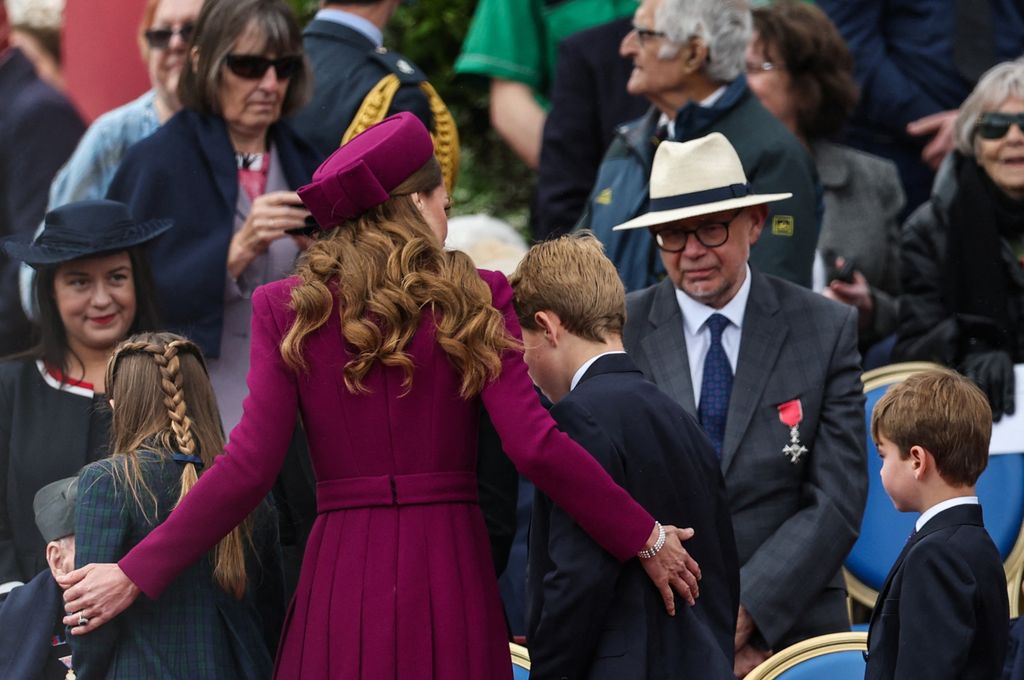 Kate walking with arms around George and Charlotte