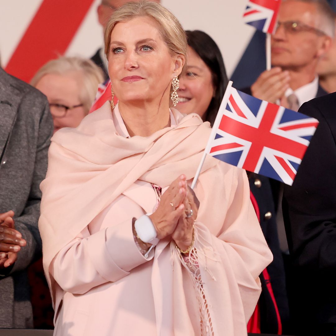 Sophie Edinburgh wore a blush pink trench coat and now I want a blush pink trench coat